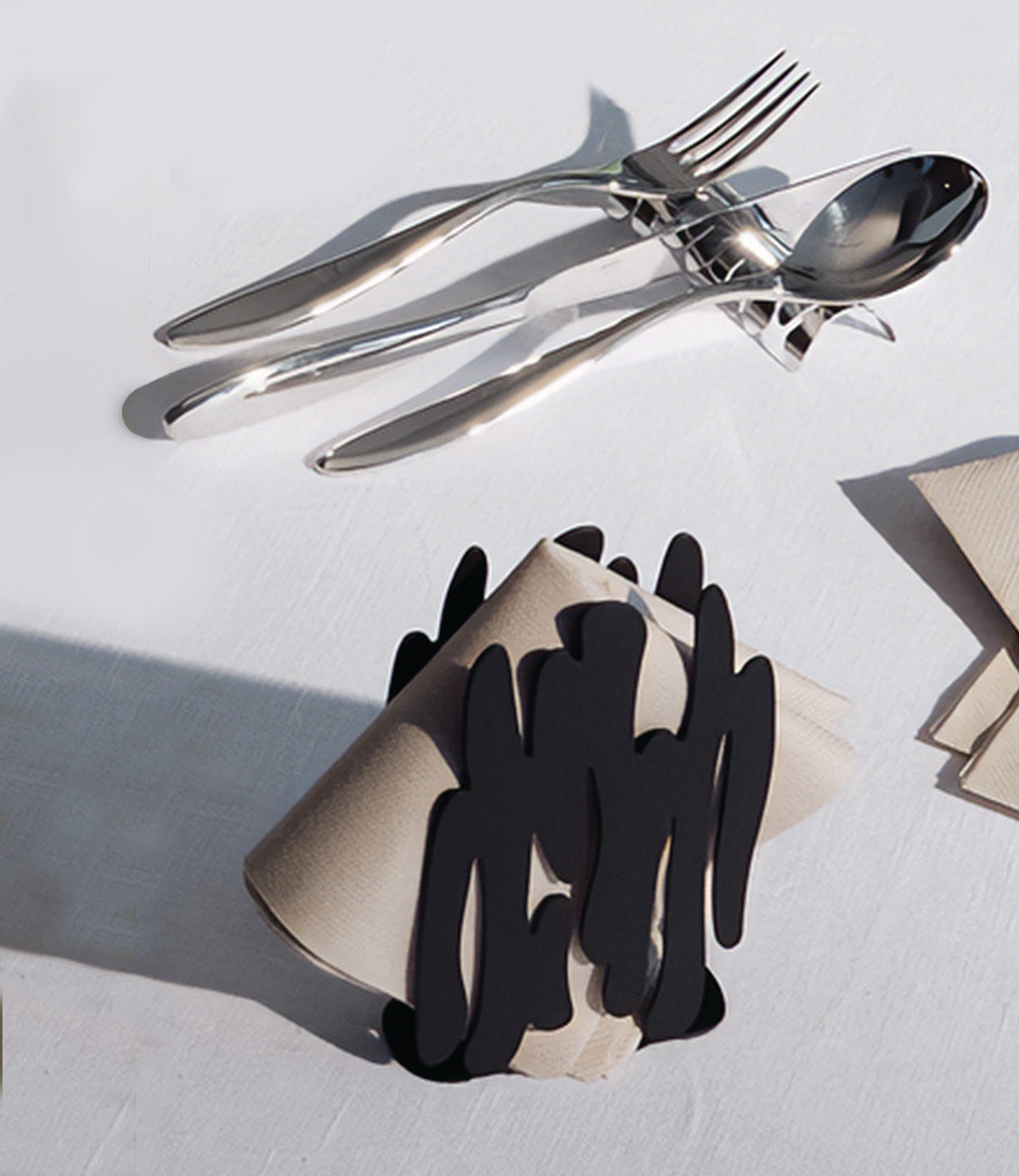 Alessi Bark servethouder op tafel naast bestek en servetten