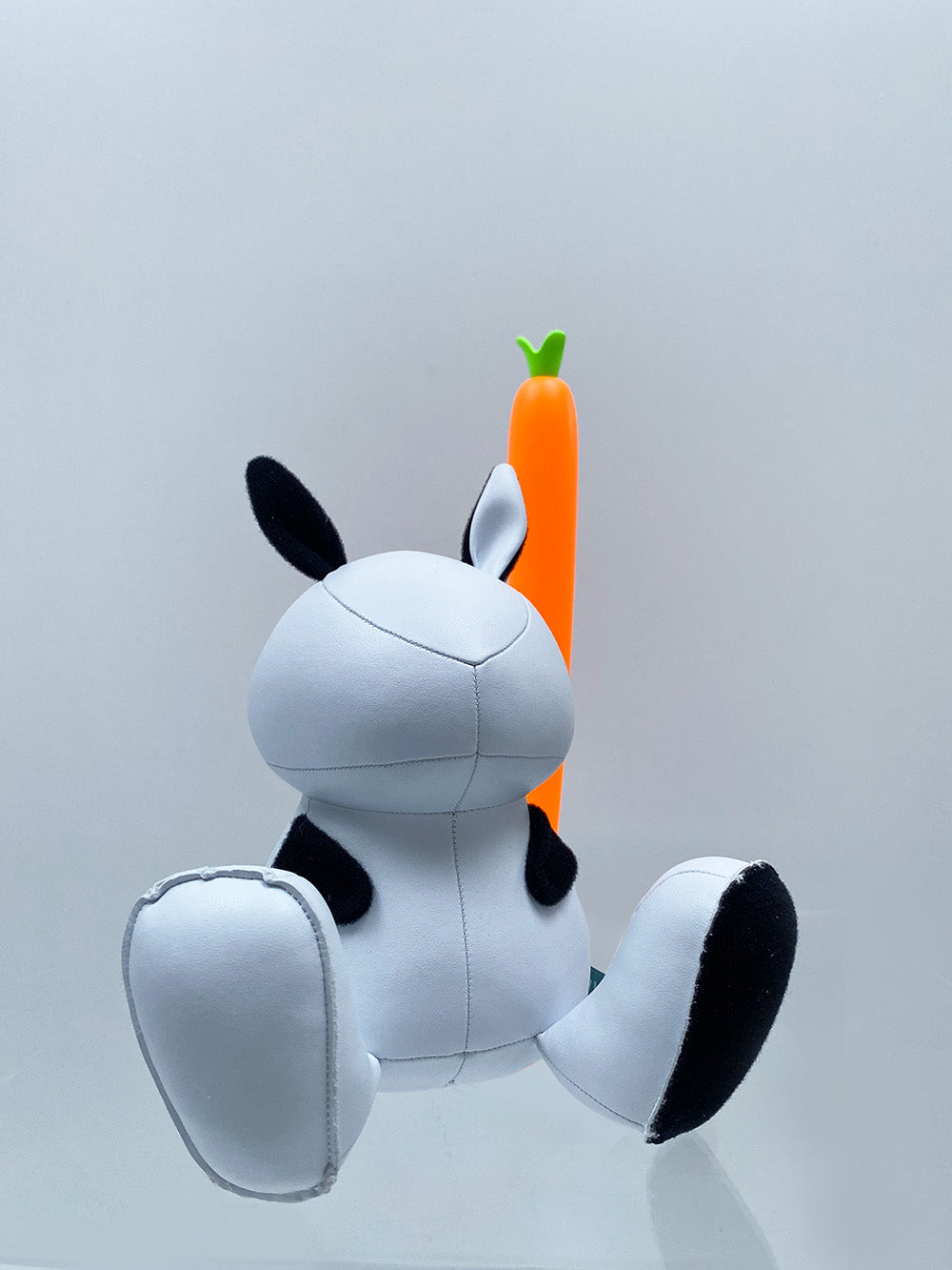 Zuny Rabbit Dafi boekensteun, konijn in wit met zwart, met wortel als klittenbanddeco