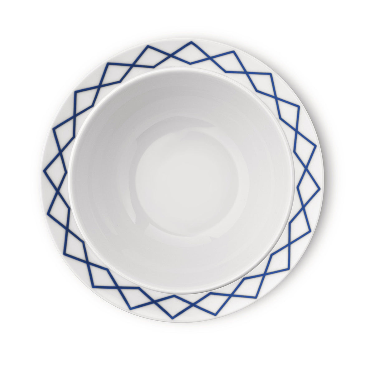 Bovenaanzicht van de schaal met blauwe decoratie op de brede rand van het servies