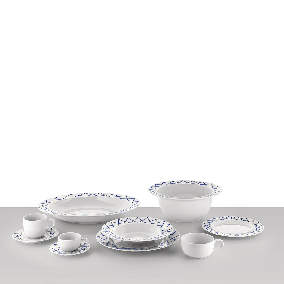 Alessi servies My Beautiful China: bord, kom en kopjes met blauwe decoratie