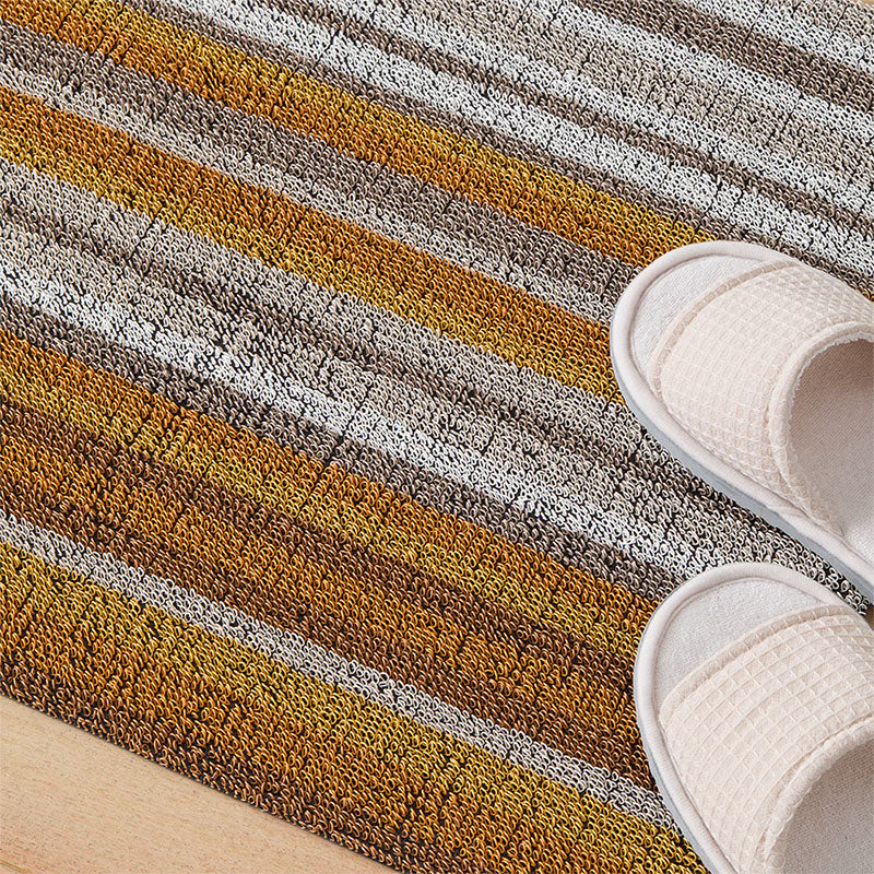 Detail van de gestreepte structuur van de Chilewich deurmat Horizon Stripe Desert
