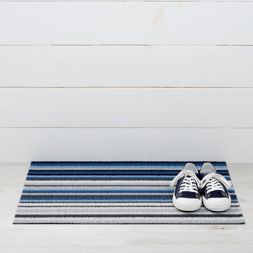 Chilewich deurmat Horizon Stripe Deep Sea, blauw-grijs gestreept, 46 x 71 cm