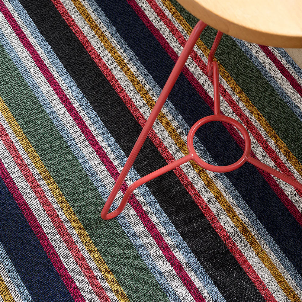 Detail van de streeppatroon van de Chilewide deurmat Shuffle Stripe Petunia