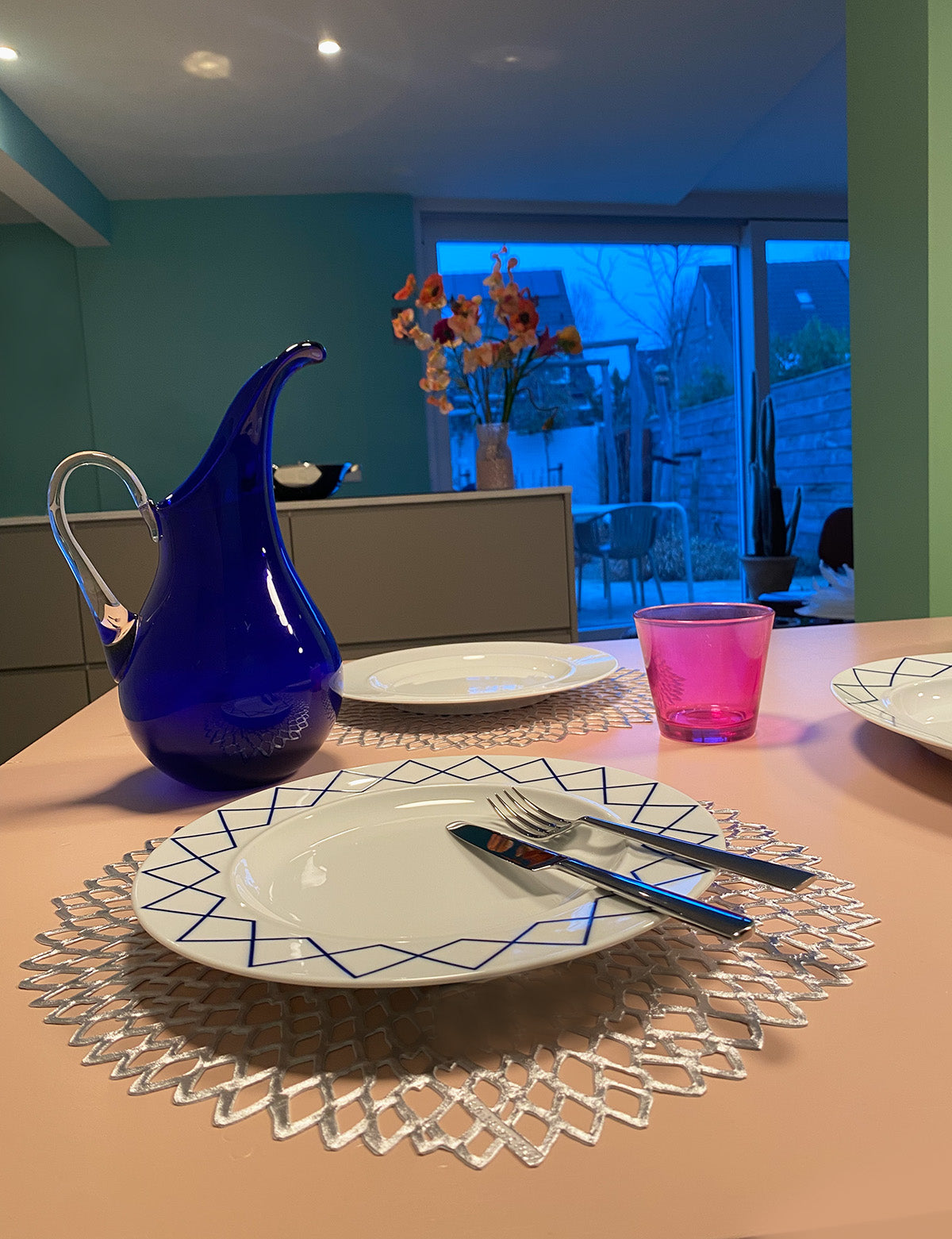 Gedekt Alessi diner bord My Beautiful China met bestek en een blauwe kan