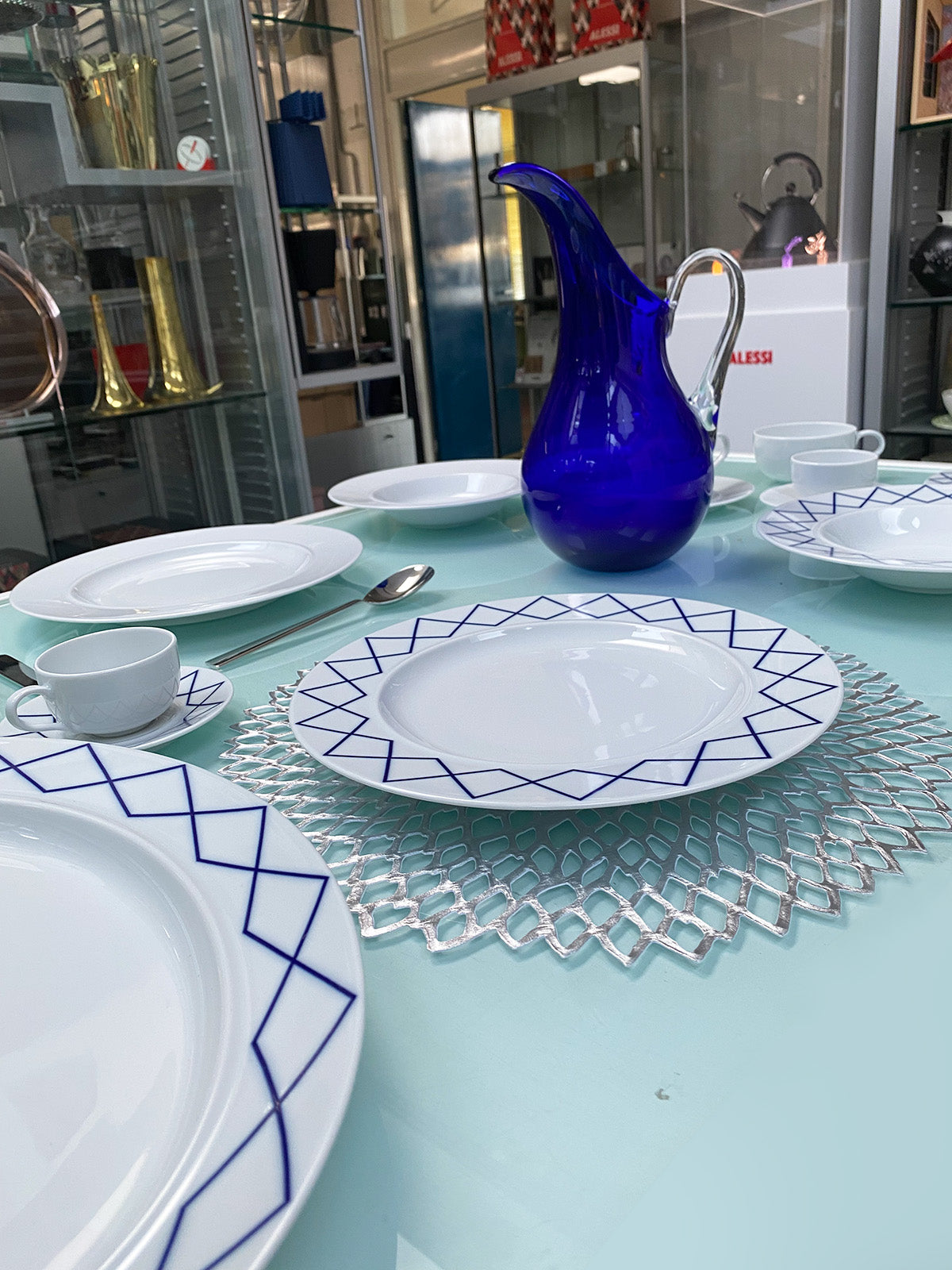 Alessi diner bord My Beautiful China tussen kopjes en een blauwe kan