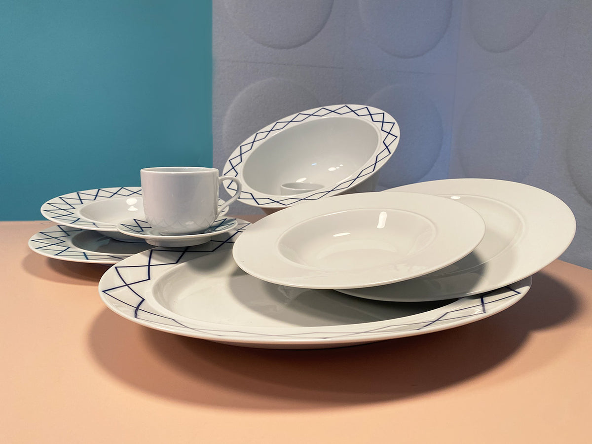 Groep Alessi servies My Beautiful China: borden, kom en kopje naast elkaar