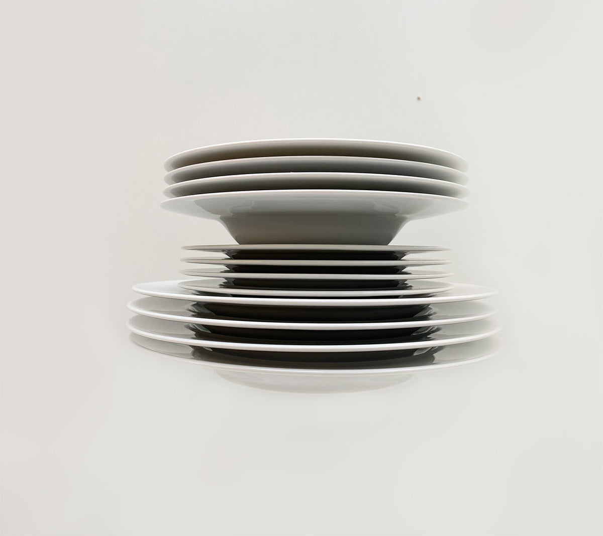 Alessi La Bella Tavola servies, gestapelde borden in wit porselein, ontworpen door Sottsass