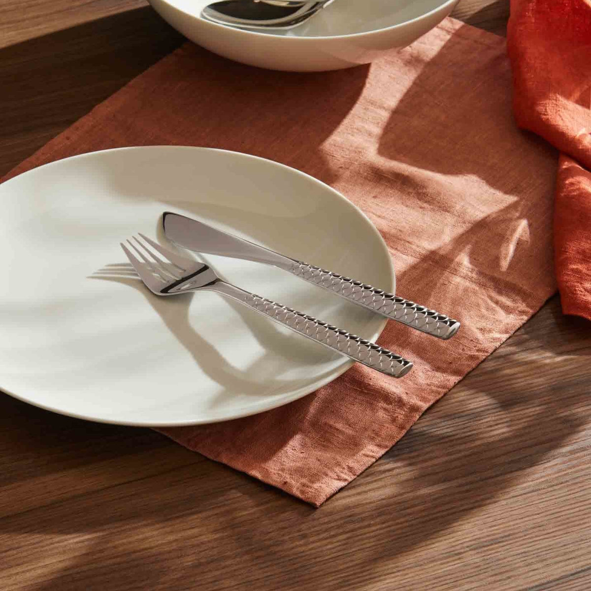Alessi Colombina dienmes voor vis, roestvrij staal, greep met schubbenmotief op tafel