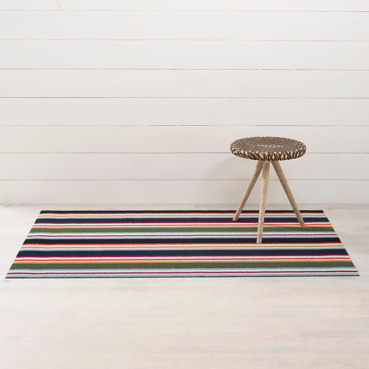 Chilewich Shuffle Stripe Petunia als big mat van 91 x 152 cm