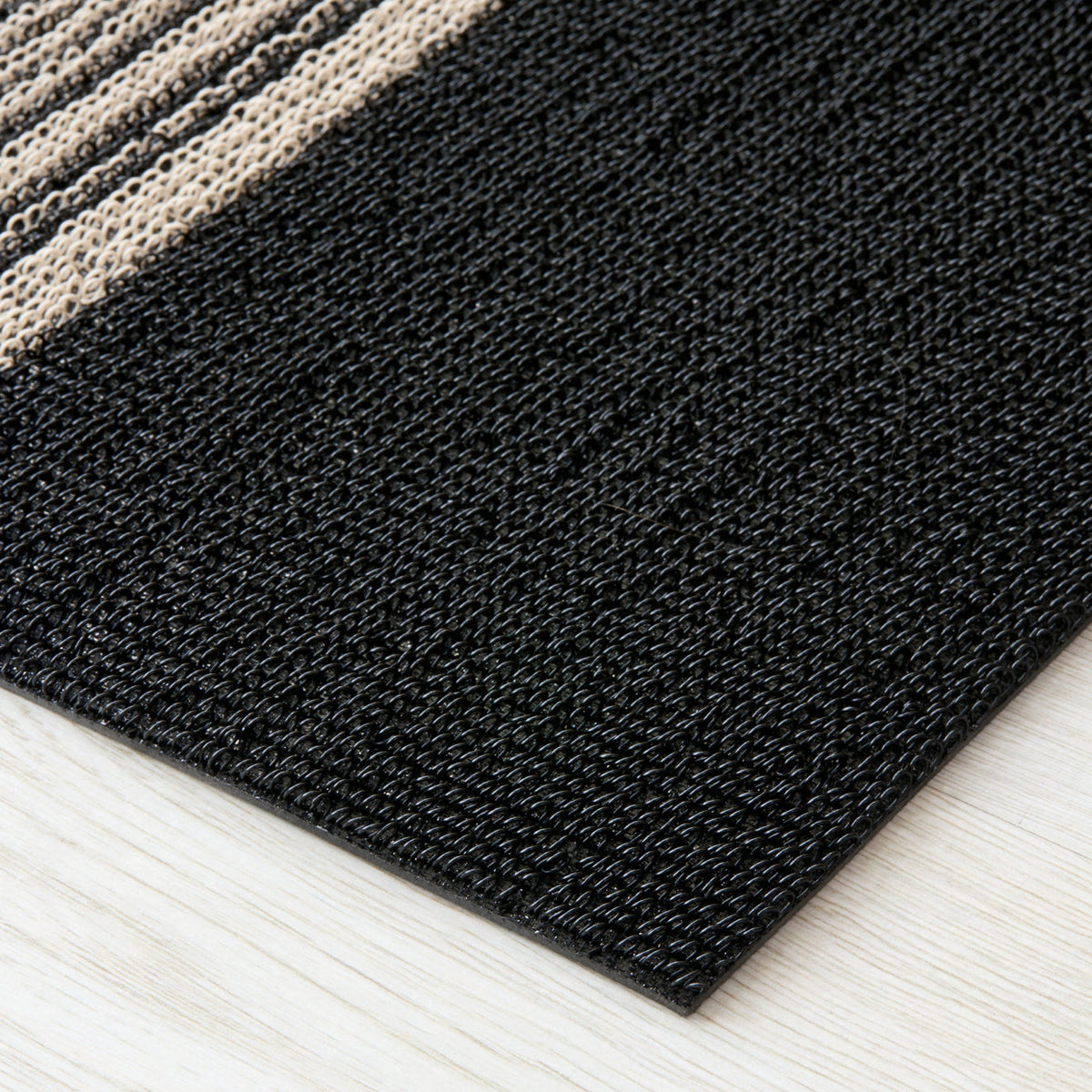 Chilewich Relay Stripe Coal als utility mat van 61 x 91 cm
