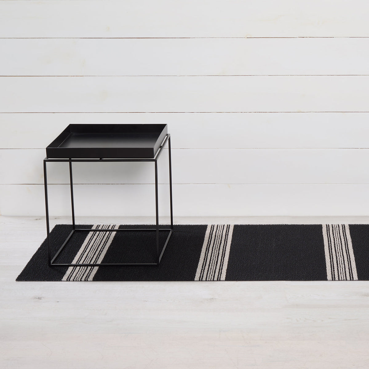 Chilewich Relay Stripe Coal als runner van 61 x 183 cm