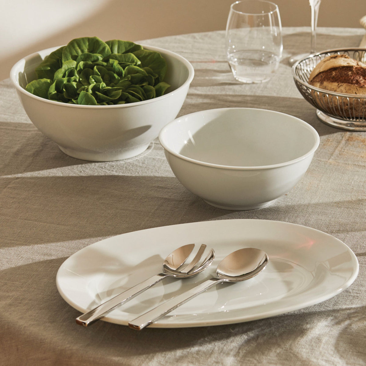 Alessi Saladeschaal 21 cm PlateBowlCup AJM28/3821 op tafel