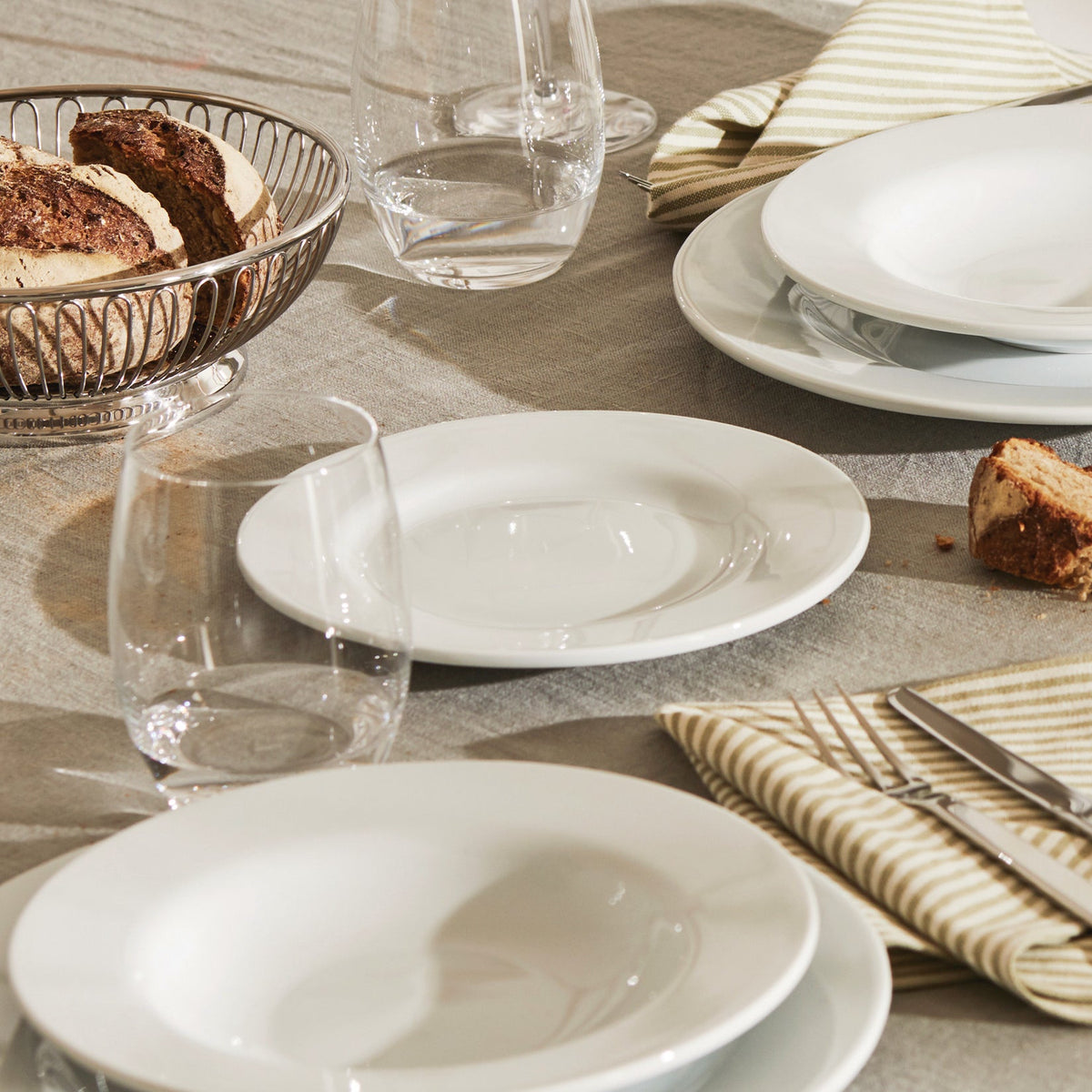Alessi Ontbijtbord PlateBowlCup AJM28/5 EAN 8003299941926 op tafel