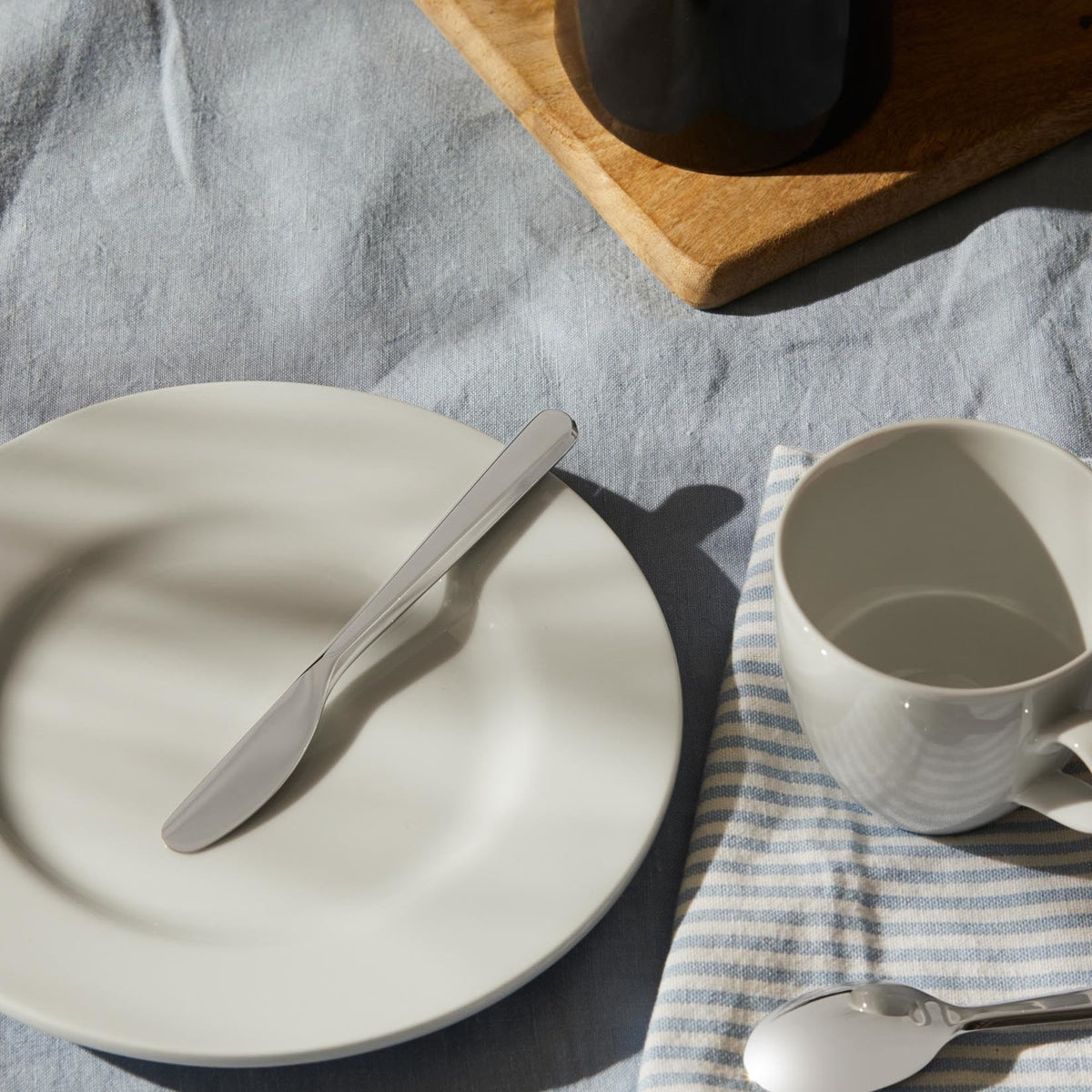 Alessi Amici set van 4 botermesjes, roestvrij staal op tafel