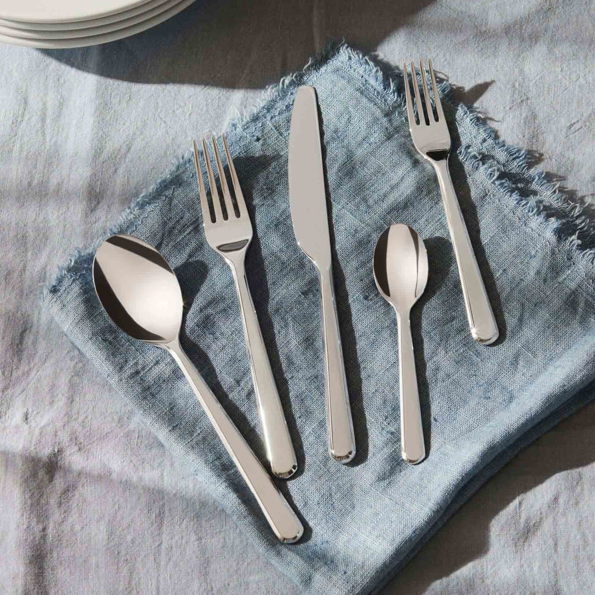 Alessi Amici theelepel BG02/7 op tafel