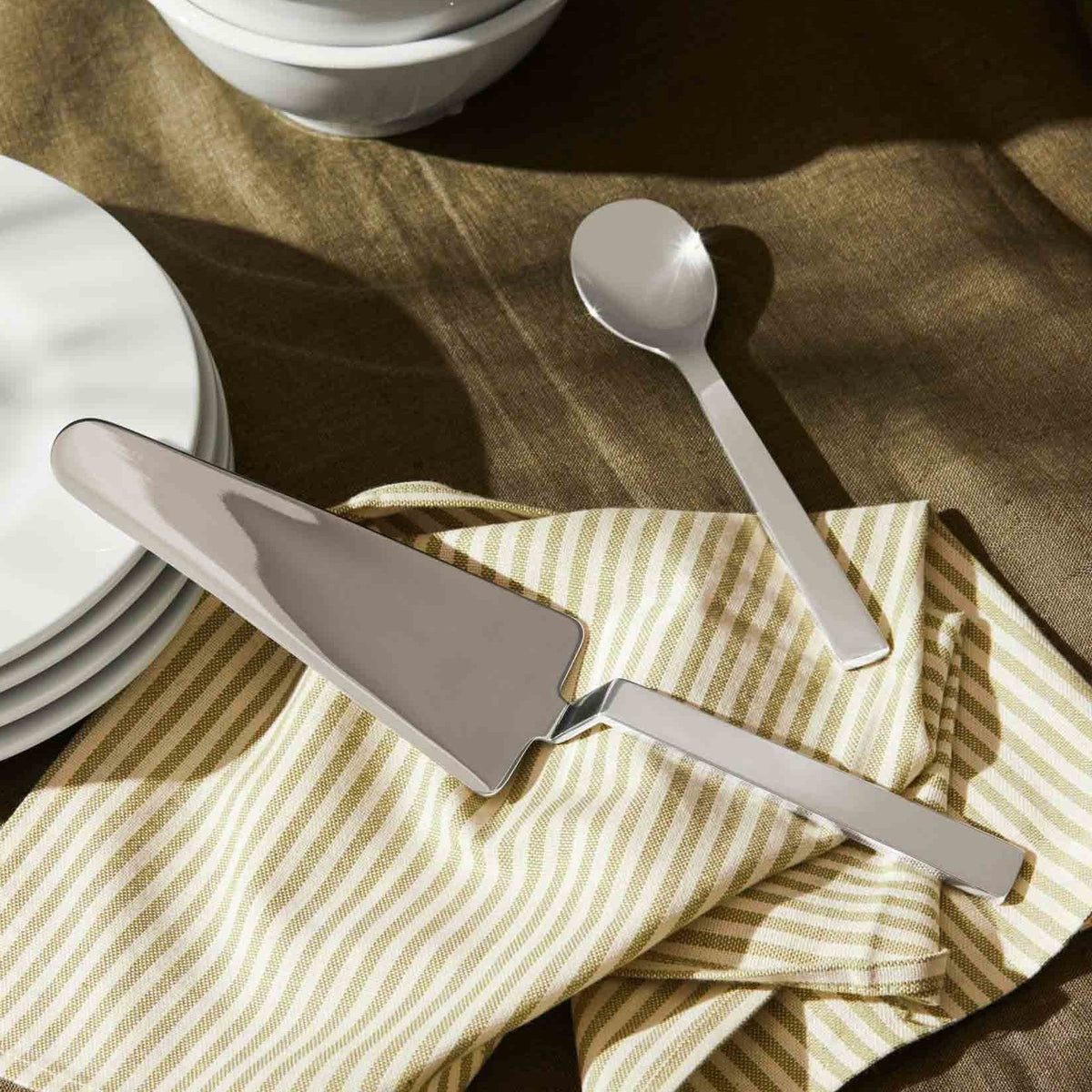 Alessi Santiago taartlepel DC05/15 op tafel