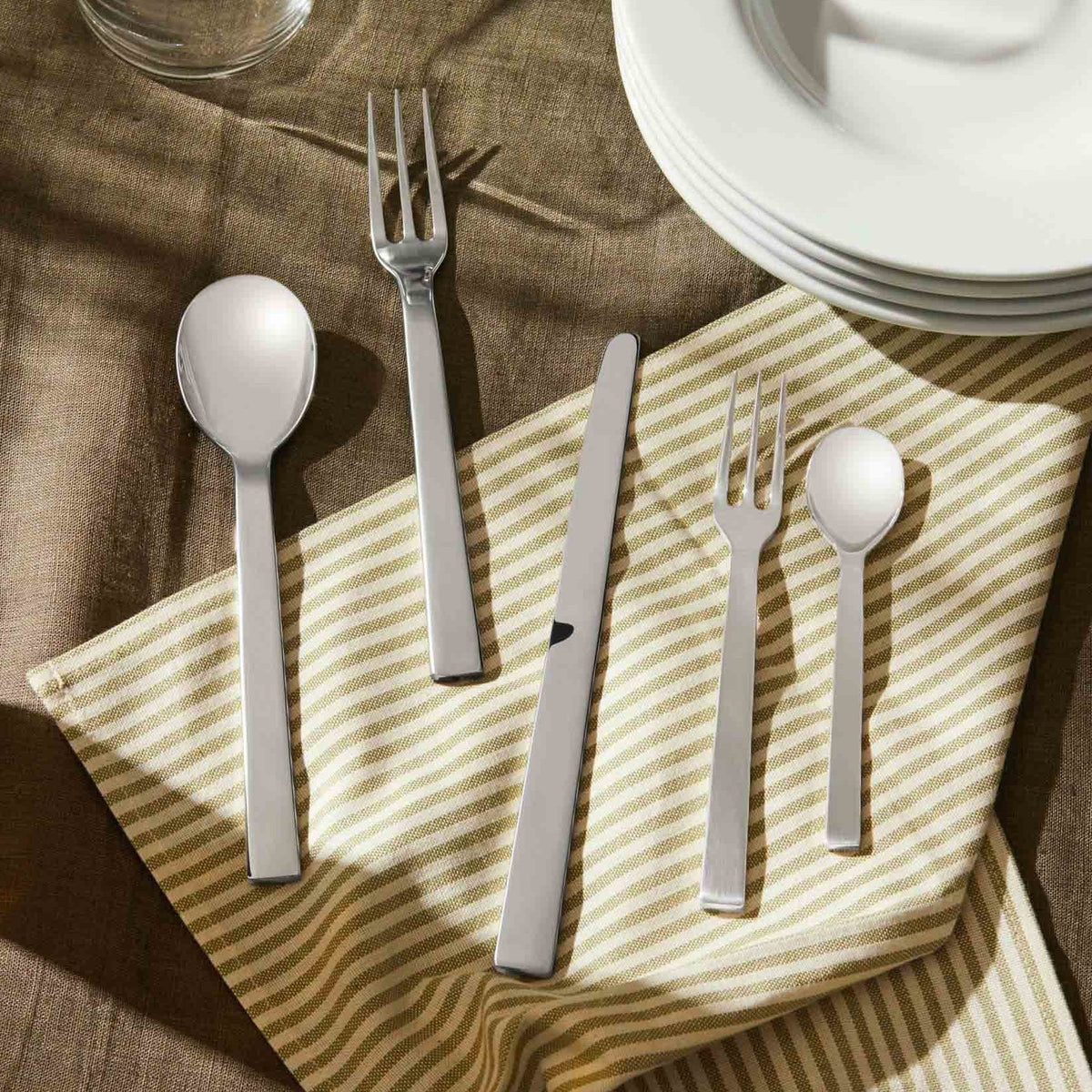 Alessi Santiago theelepel DC05/7 op tafel