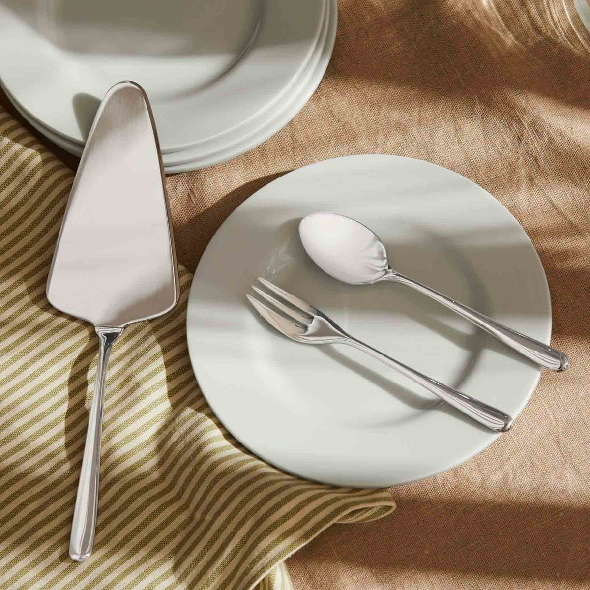Alessi Caccia dessertlepel LCD01/4 op tafel
