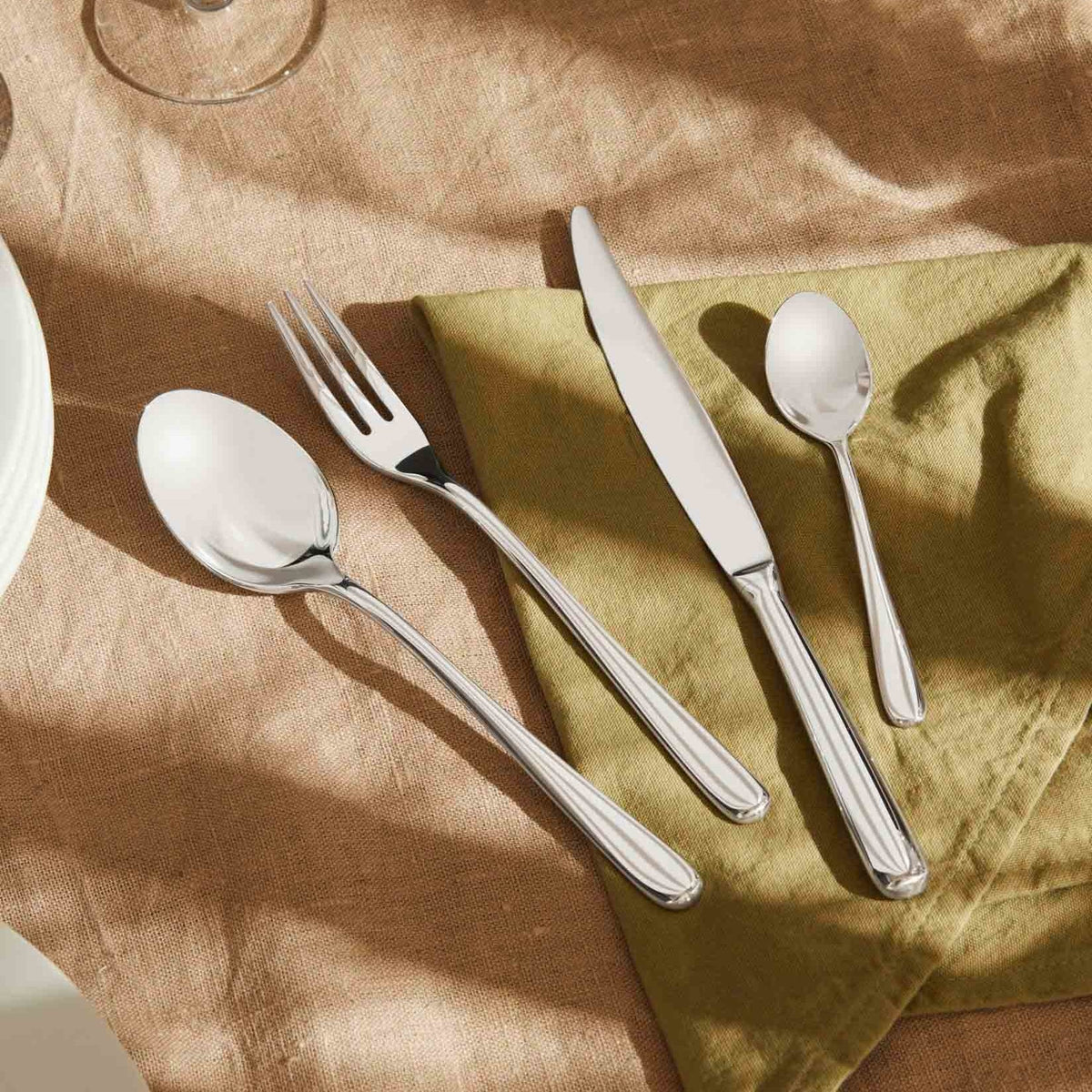 Verpakking van de Alessi Caccia-bestekserie van Luigi Caccia Dominioni, met mes in monoblok-uitvoering. op tafel