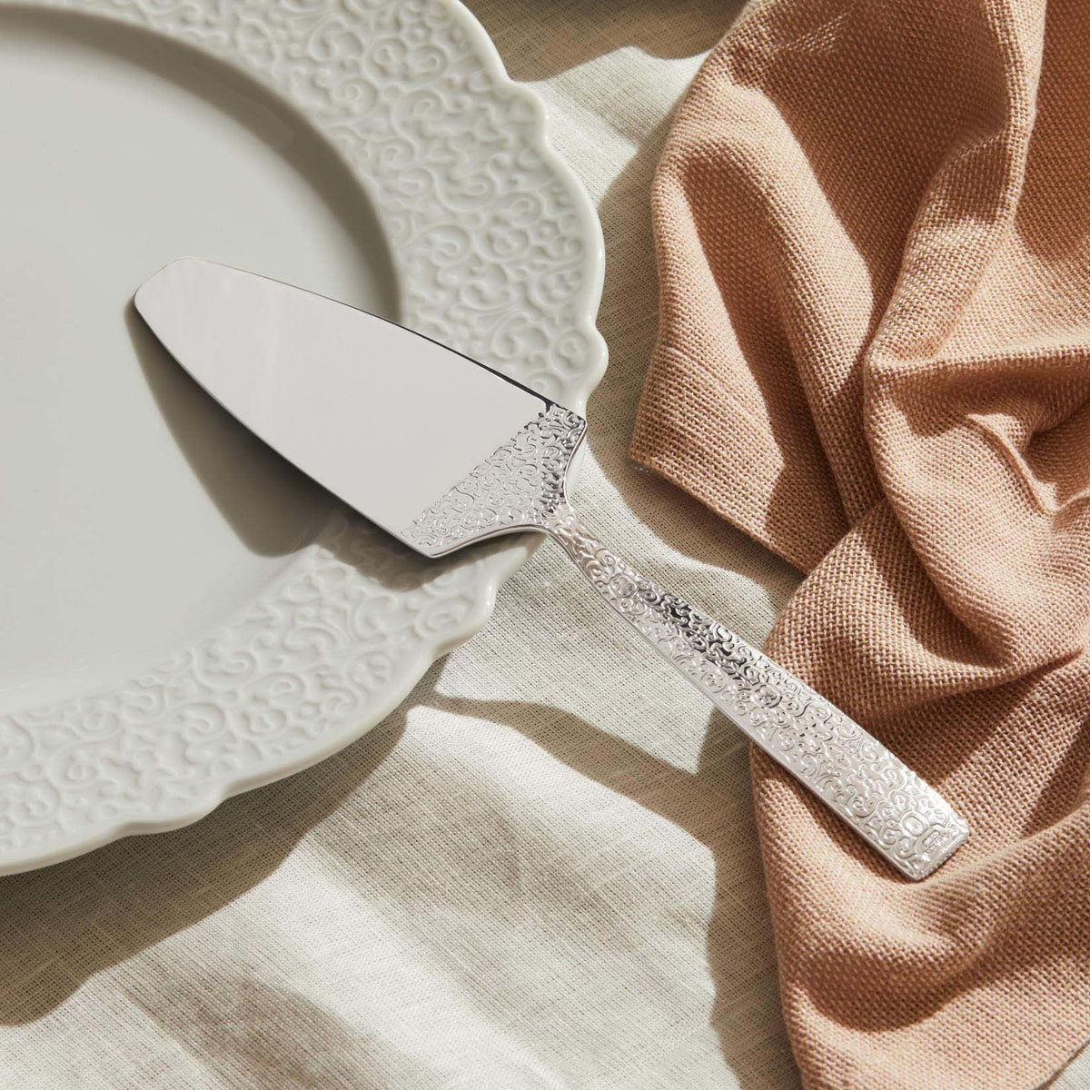Alessi Dressed taartlepel MW03/15 op tafel