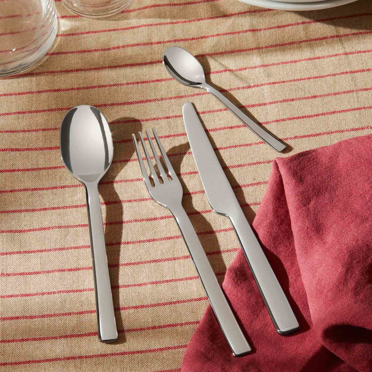Alessi Ovale dinerlepel REB09/1 op tafel