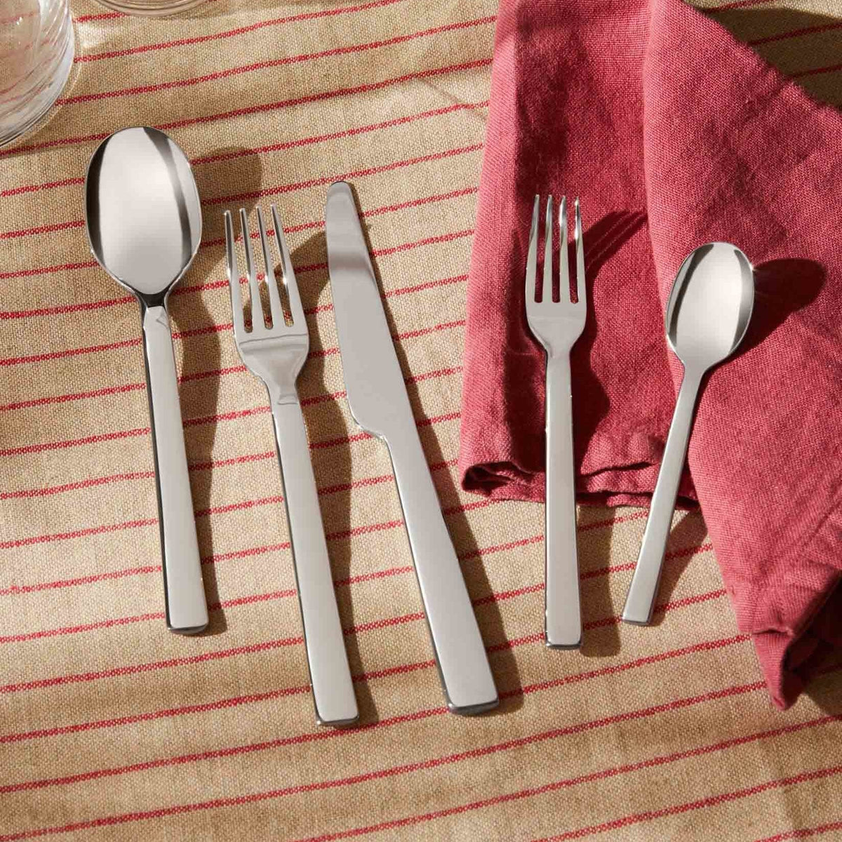 Alessi Ovale dessertvork REB09/5 op tafel