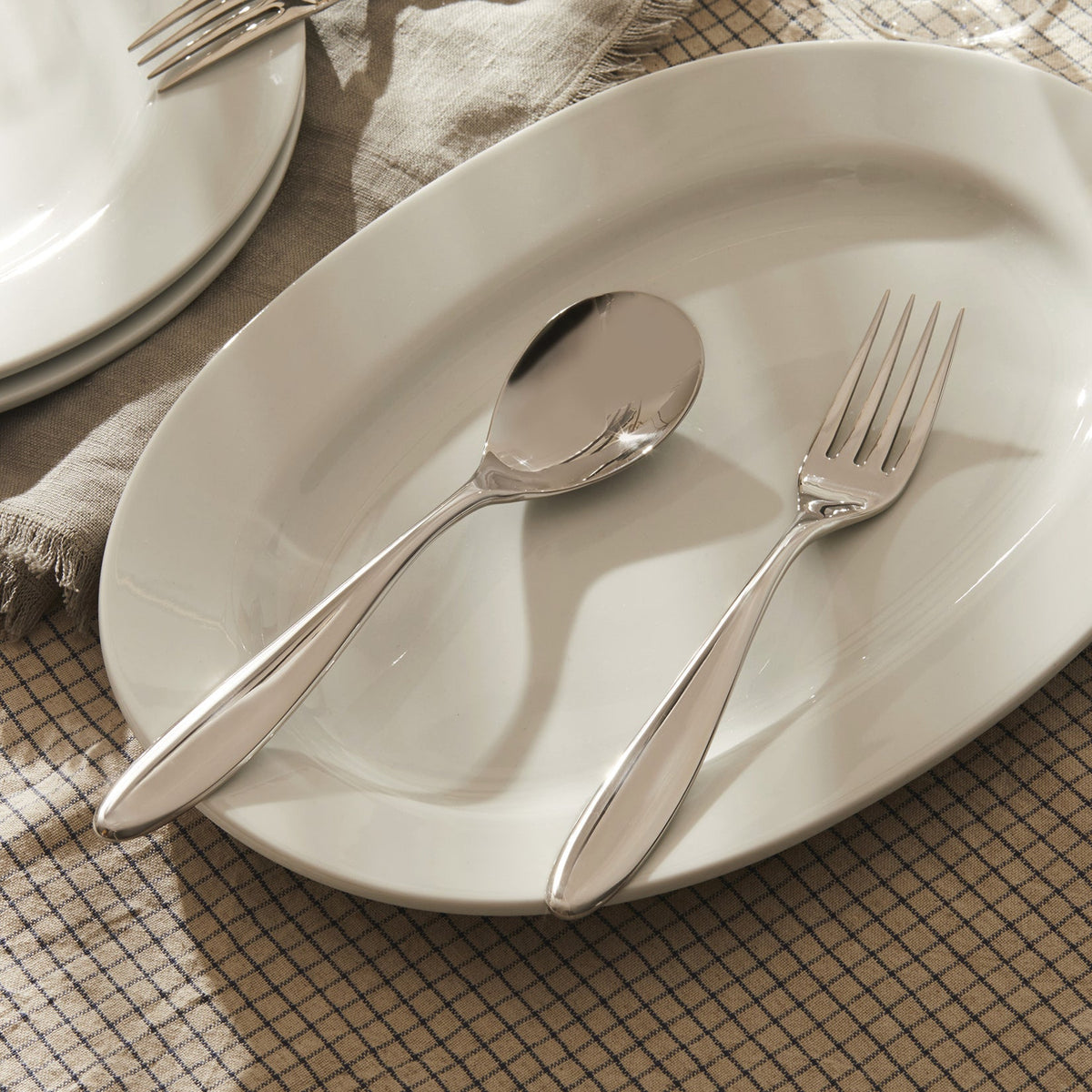 Alessi Mami serveerlepel SG38/11 op tafel