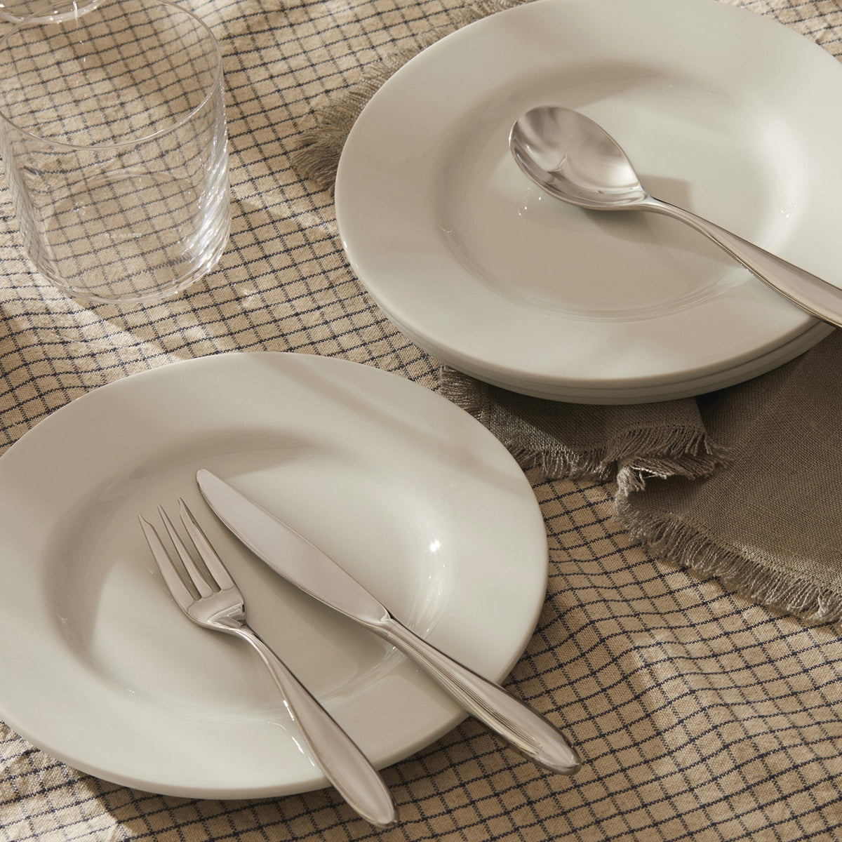 Alessi Mami holheft dessertmes SG38/6 op tafel