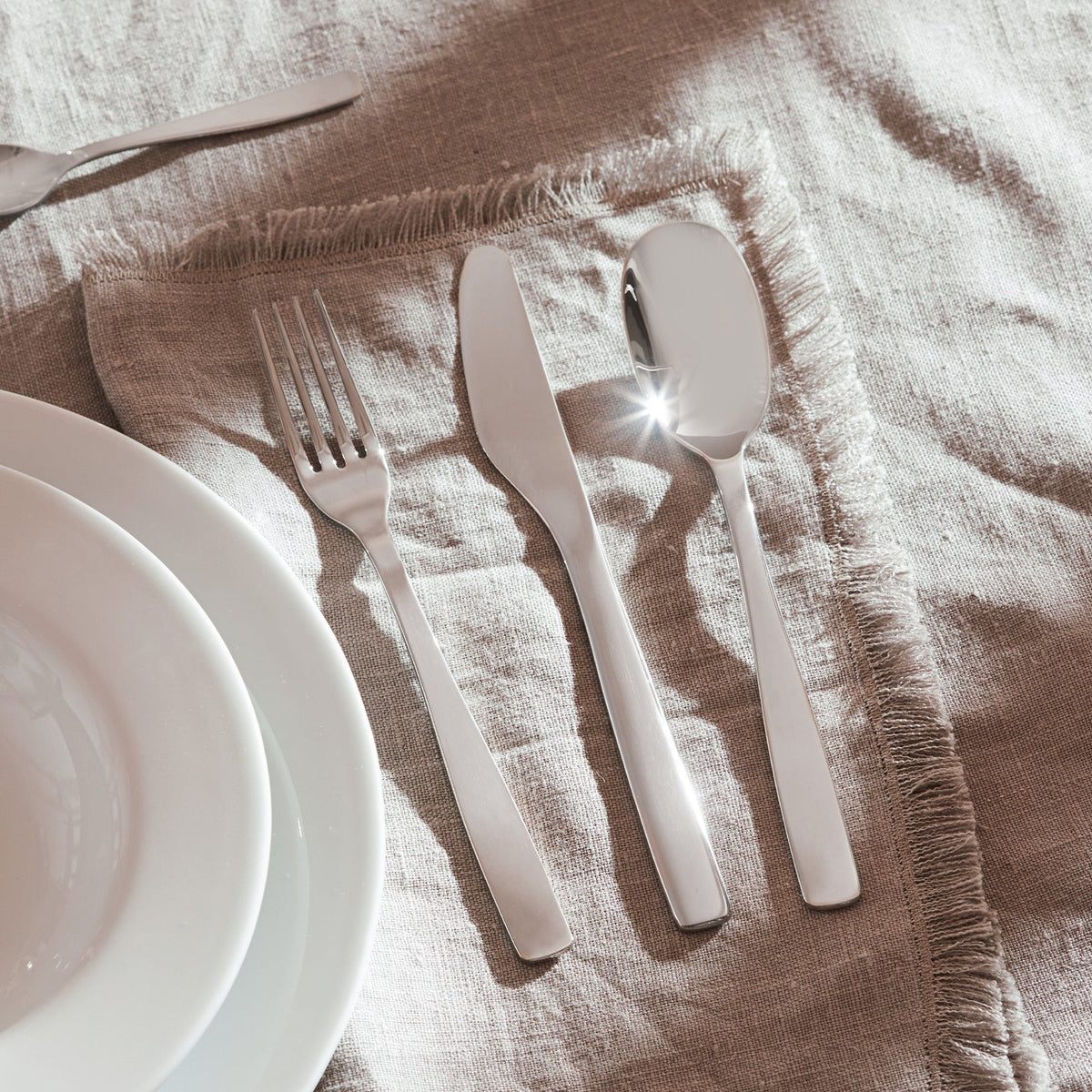 Alessi Knifeforkspoon 24 Mono bestekset, mes, vork, eetlepel en koffielepel in rvs op tafel