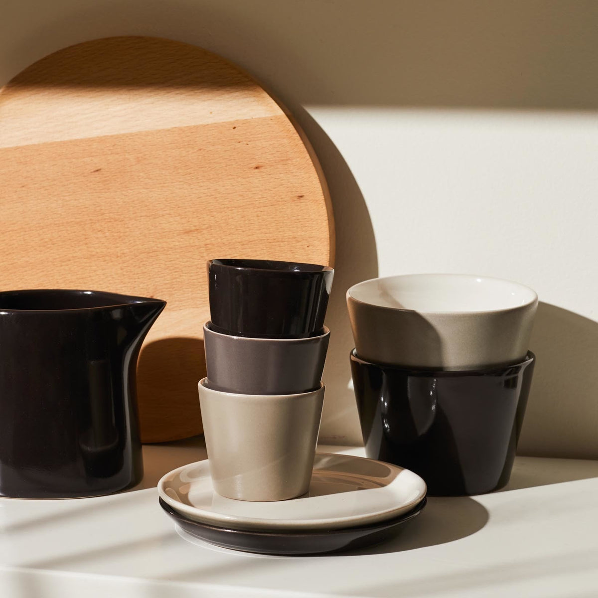 Alessi Koffiekop Tonale zwart DC03/78 B op tafel