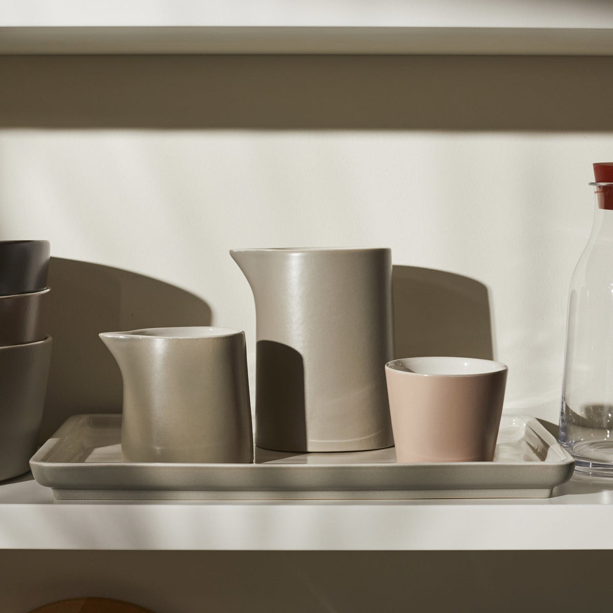 Alessi Kan Tonale zwart DC03/95 B op tafel