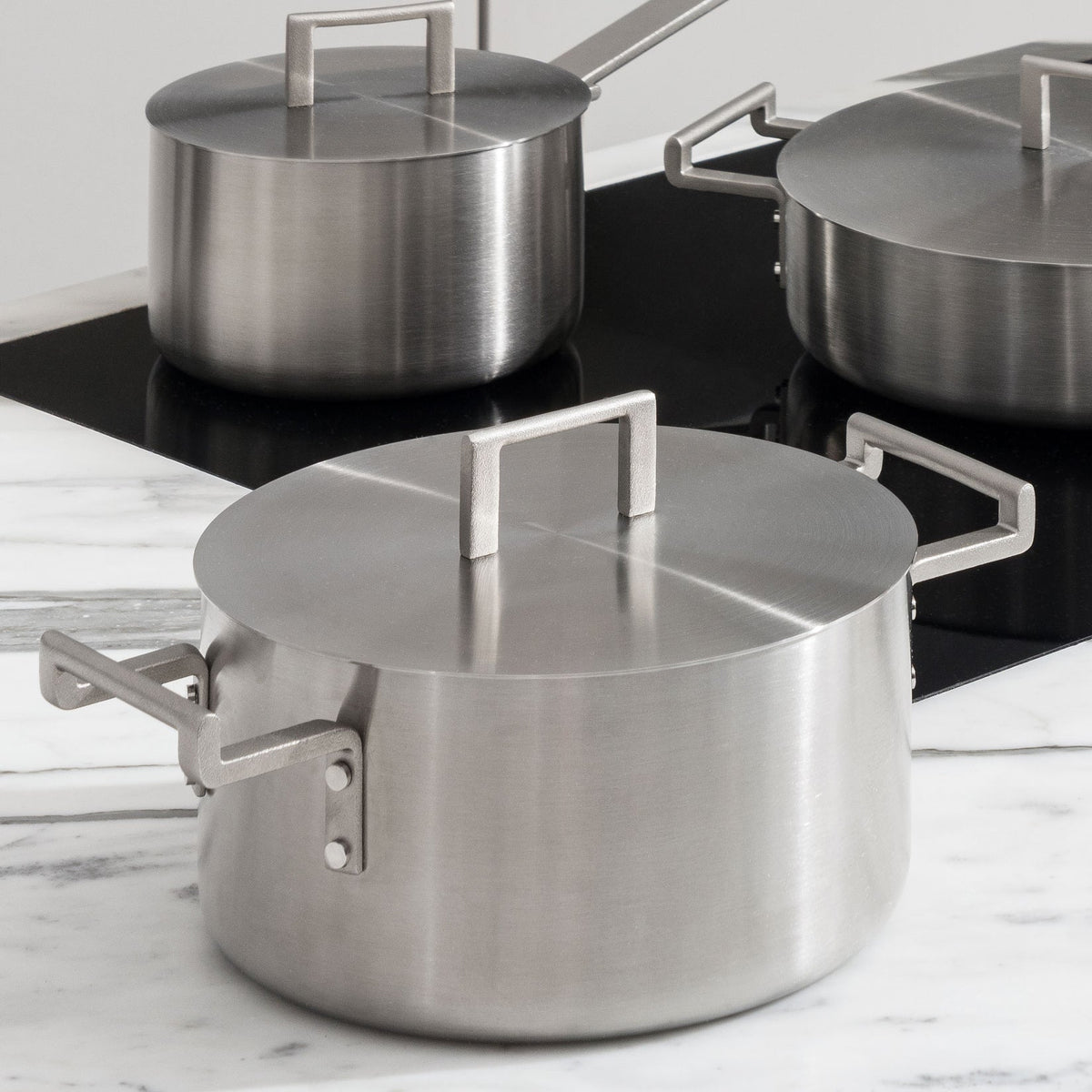 Alessi Kookpan 24 cm Convivio DC101/24 op tafel
