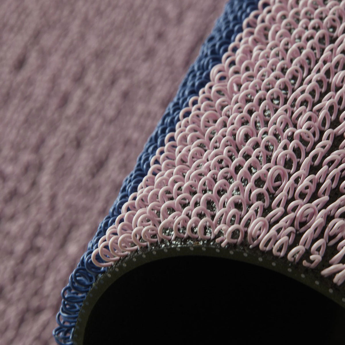 Detail van de getufte structuur van de Chilewich deurmat Duo Stripe Berry