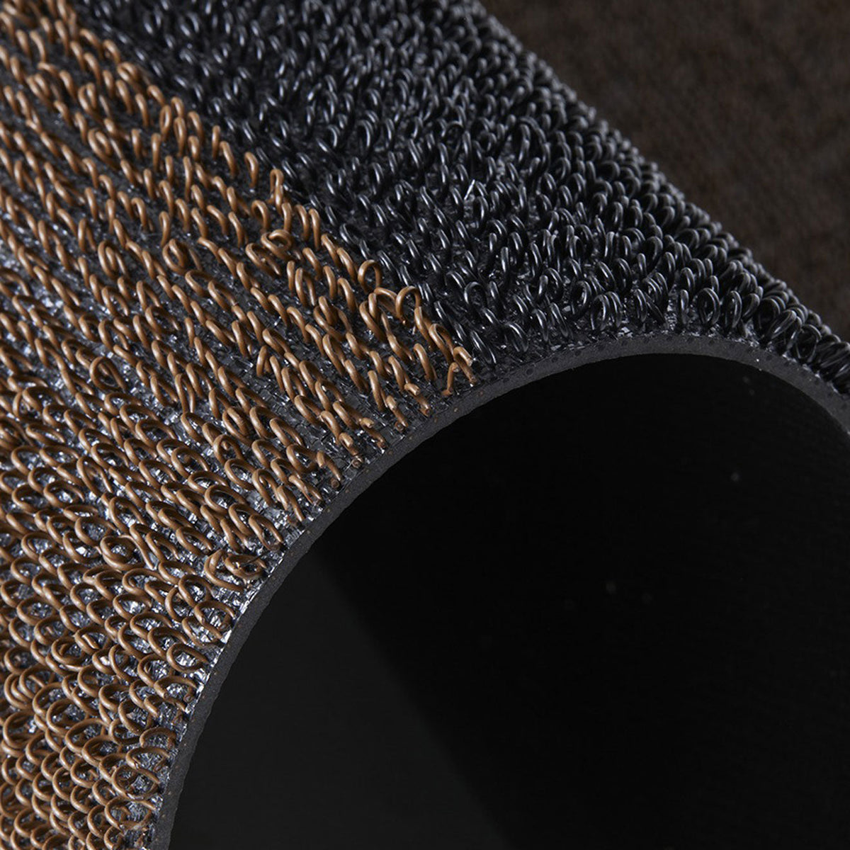 Detail van de getufte structuur van de Chilewich deurmat Duo Stripe Mocha