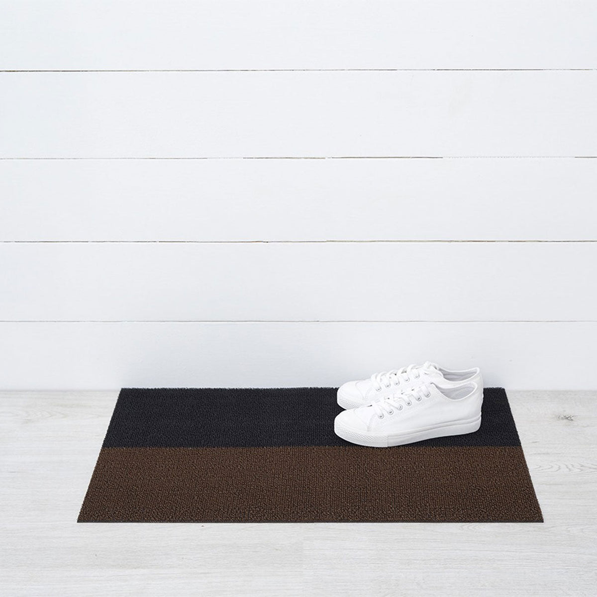 Chilewich Duo Stripe Mocha als deurmat van 46 x 71 cm