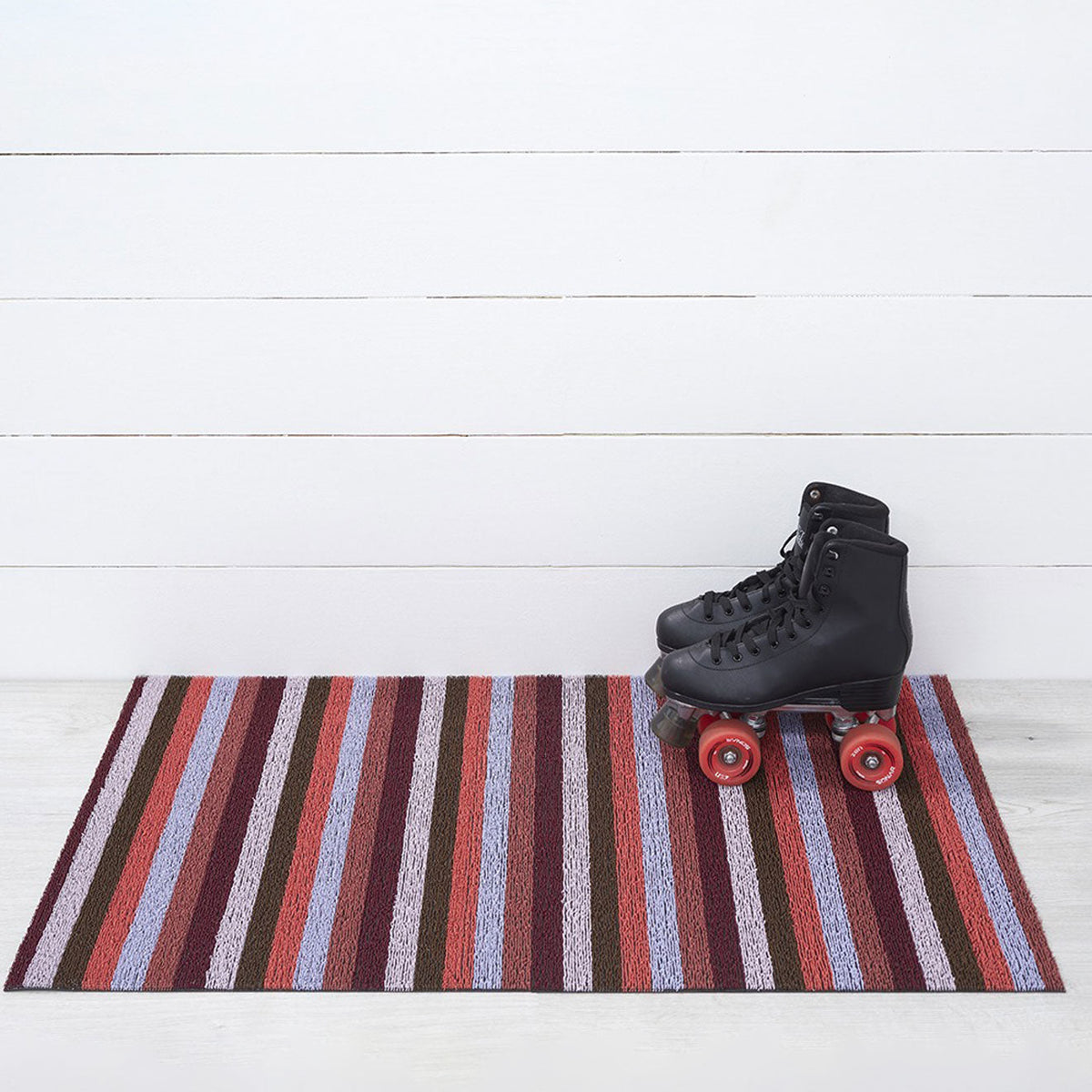 Chilewich Even Stripe Berry als utility mat van 61 x 91 cm