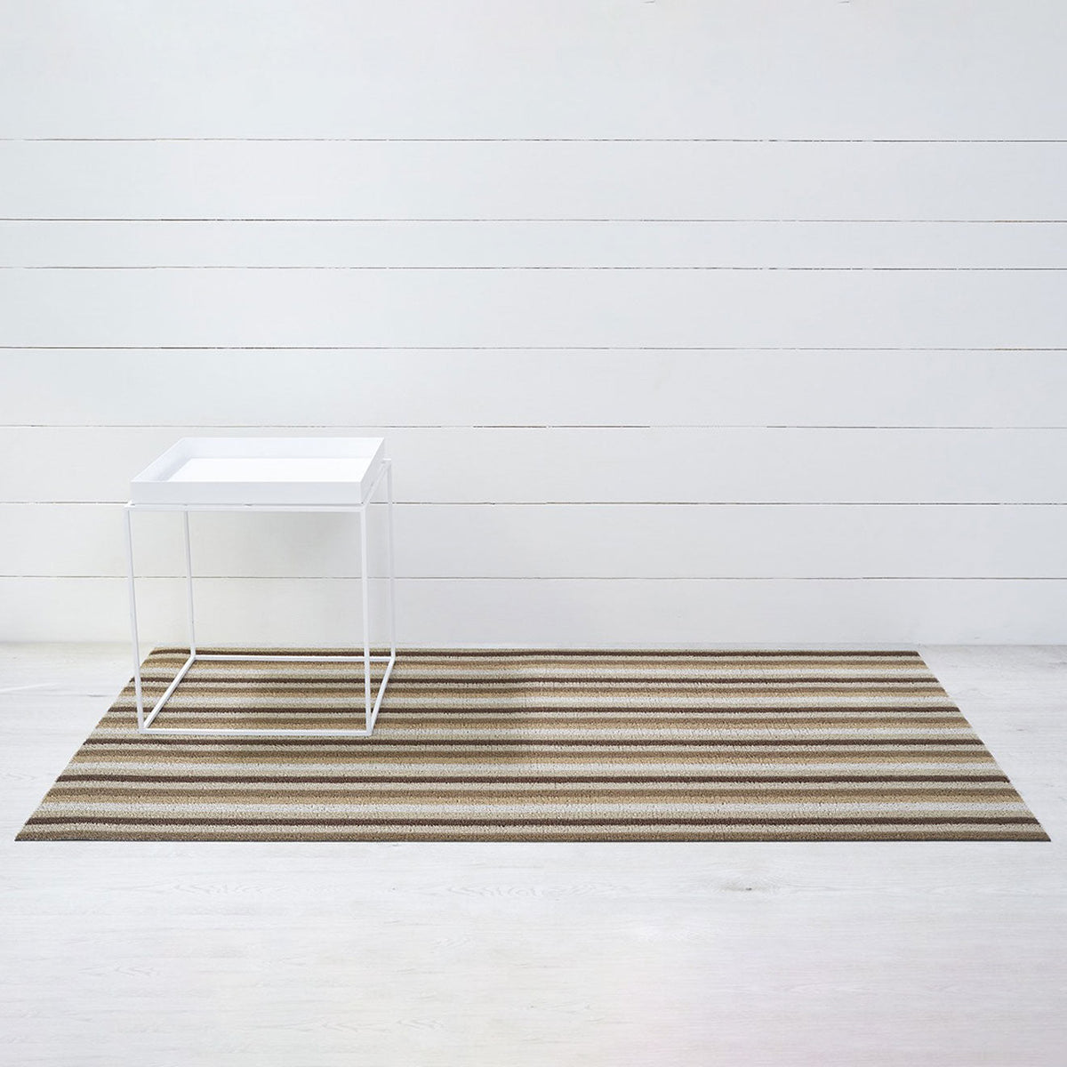 Chilewich Even Stripe Mocha als big mat van 91 x 152 cm