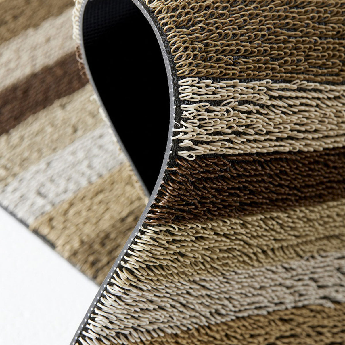 Detail van de getufte structuur van de Chilewich deurmat Even Stripe Mocha