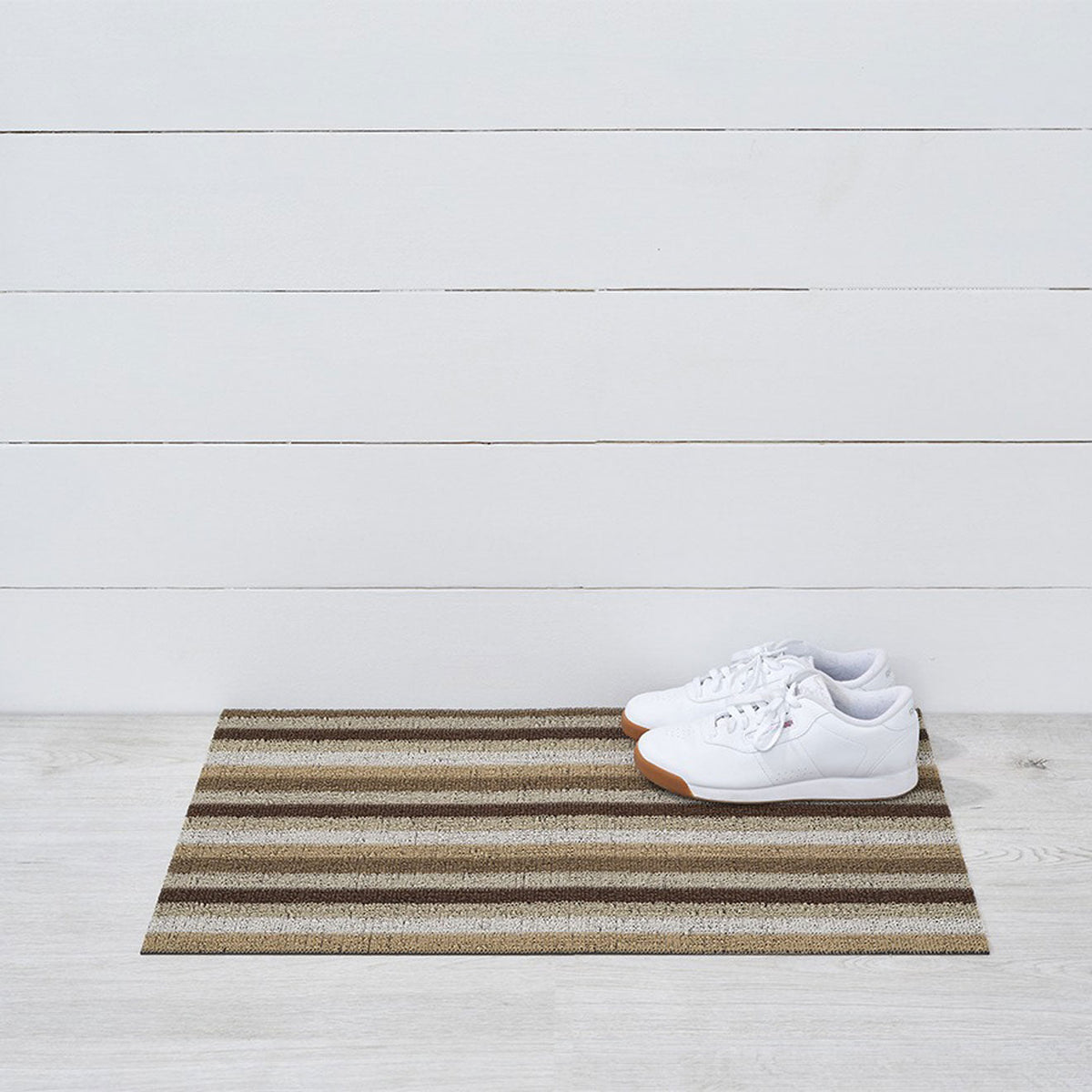 Chilewich Even Stripe Mocha als deurmat van 46 x 71 cm