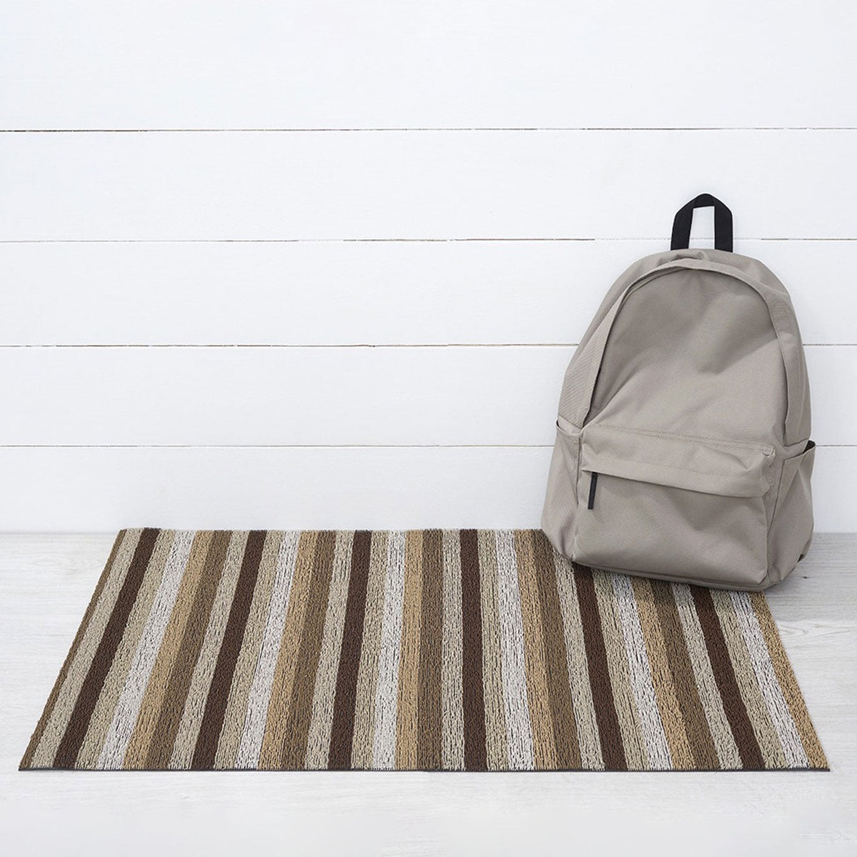 Chilewich Even Stripe Mocha als utility mat van 61 x 91 cm