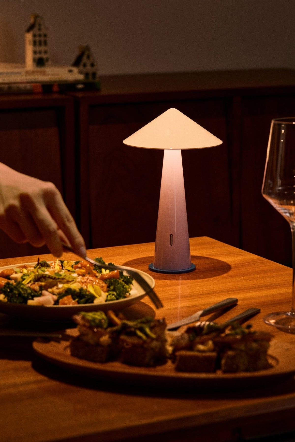 Tipsy oplaadlampje lavendel brandend op een eettafel