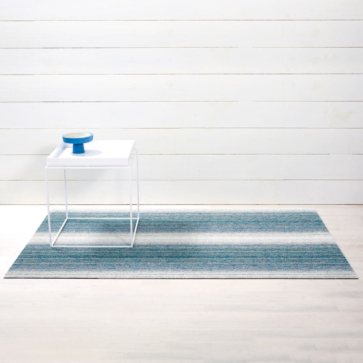 Chilewich Fade Stripe Lagoon als big mat van 91 x 152 cm