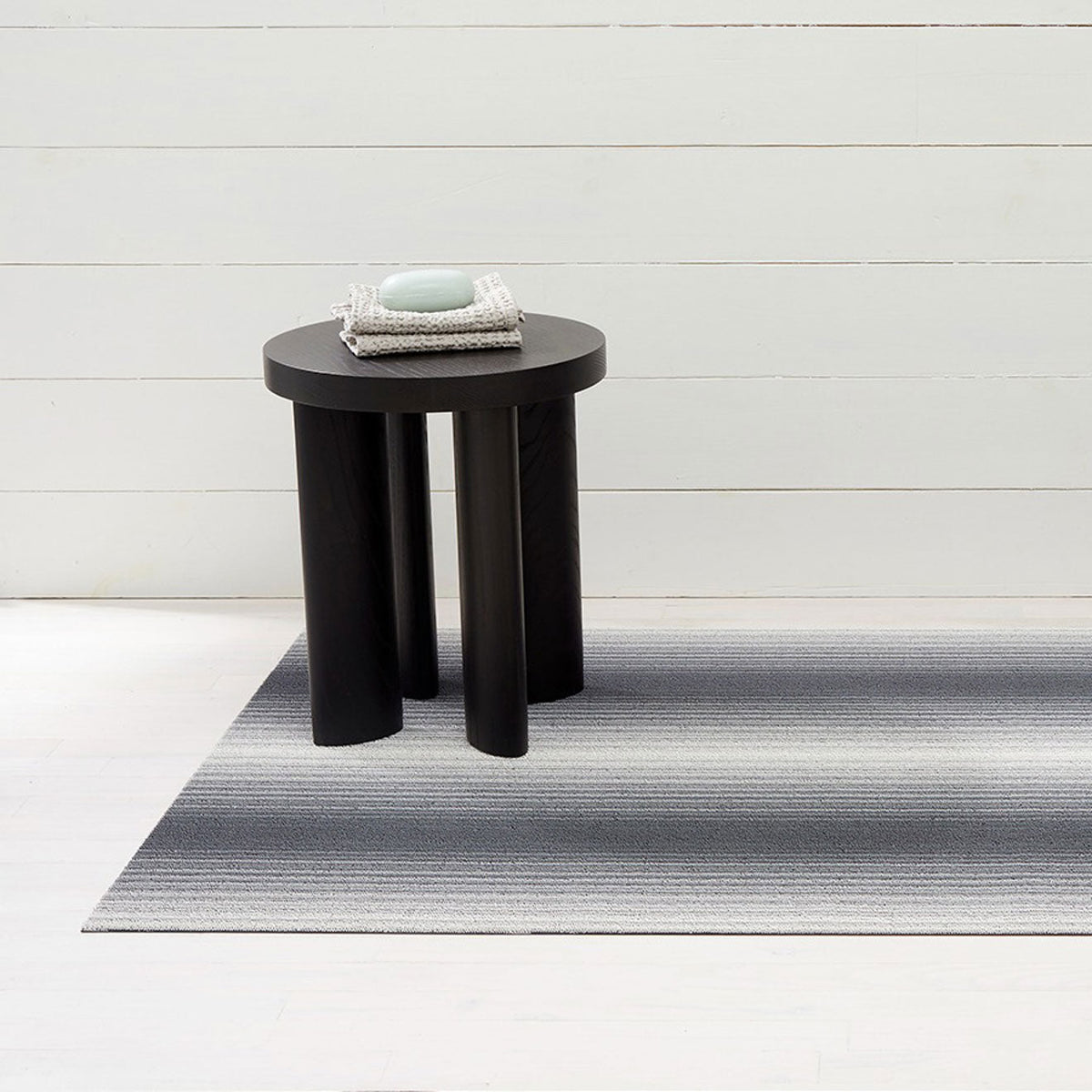 Chilewich Fade Stripe Stone als big mat van 91 x 152 cm