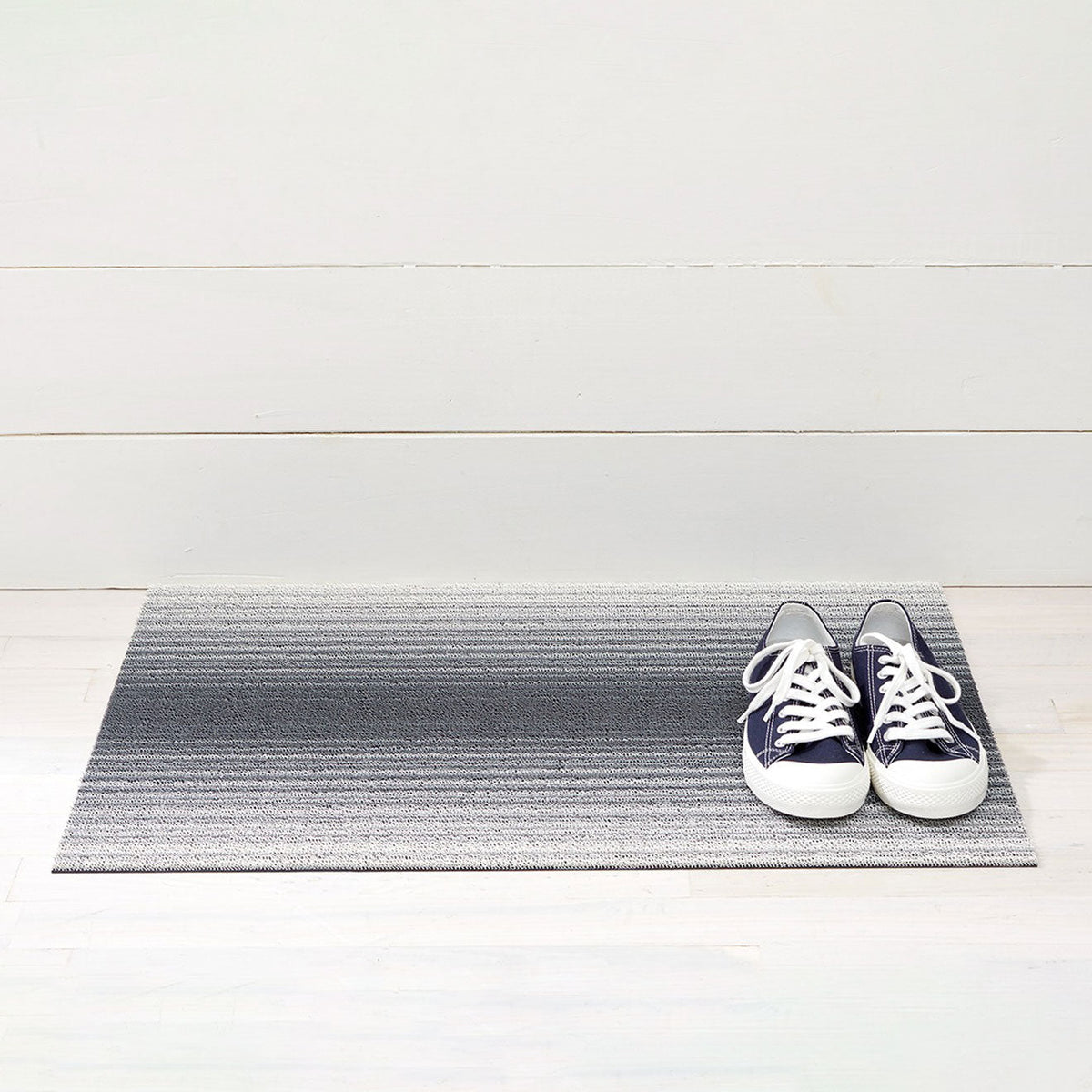 Chilewich Fade Stripe Stone als deurmat van 46 x 71 cm
