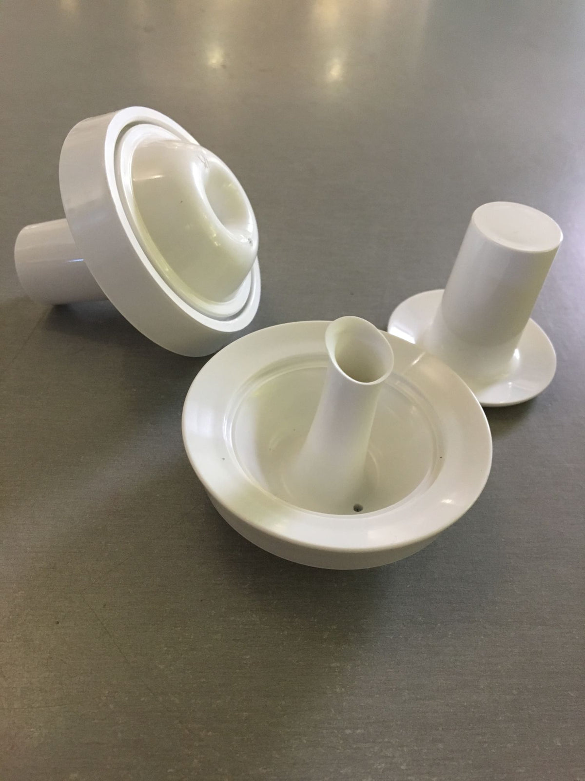 Alessi dop voor oliefles SG64, wit kunststof onderdeel, meerdere exemplaren naast elkaar