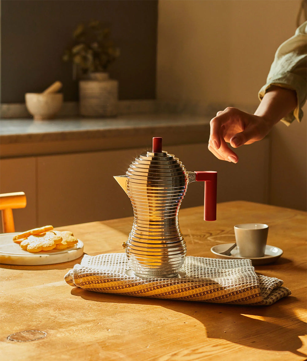 Alessi PULCINA espressomaker, 3 kops, rood, in gebruik op keukentafel