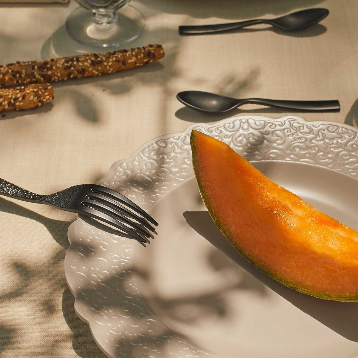 Alessi Dinerbord Dressed en plein air MW72/1WG op tafel