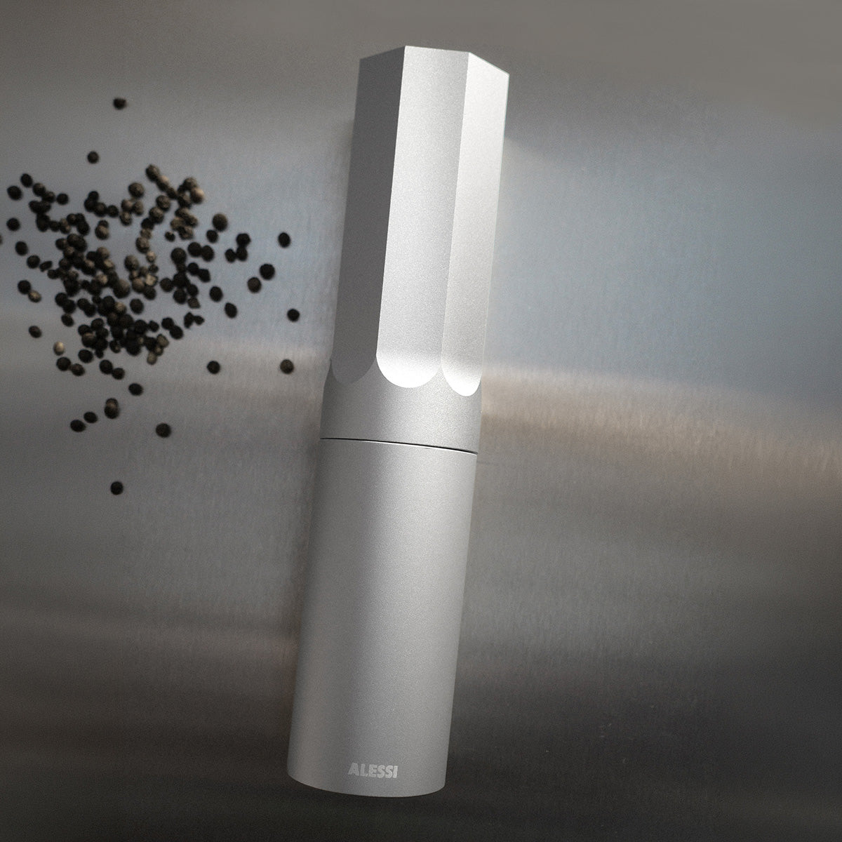 Peper- en zoutmolen KG01 van Alessi, schuin aanzicht met peperkorrels