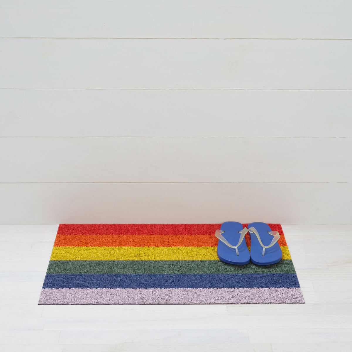 Chilewich Pride Stripe Rainbow als deurmat van 46 x 71 cm