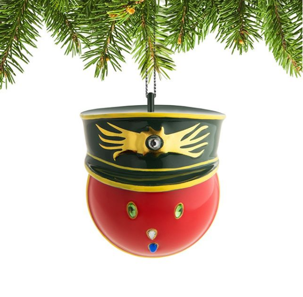 Alessi Generale Corallo kerstbal, in vorm van generaal, hangend aan dennentak